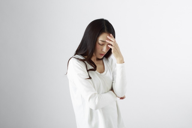 めまいに悩む女性の写真